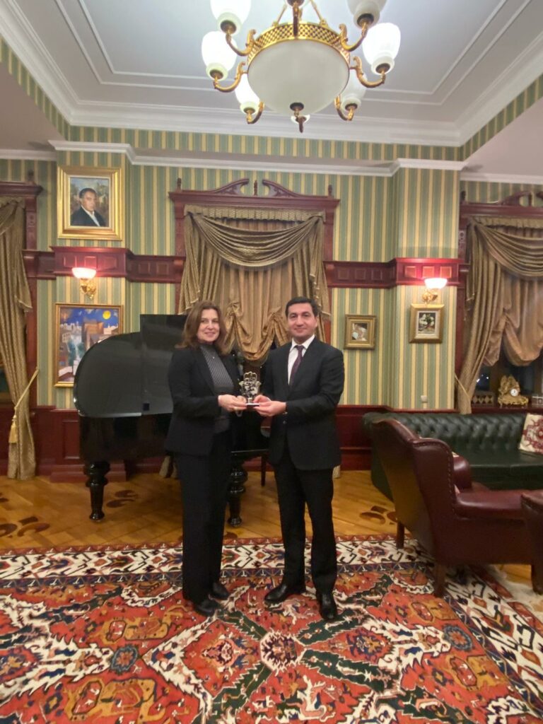 FmqeIjKWIAA8nY-